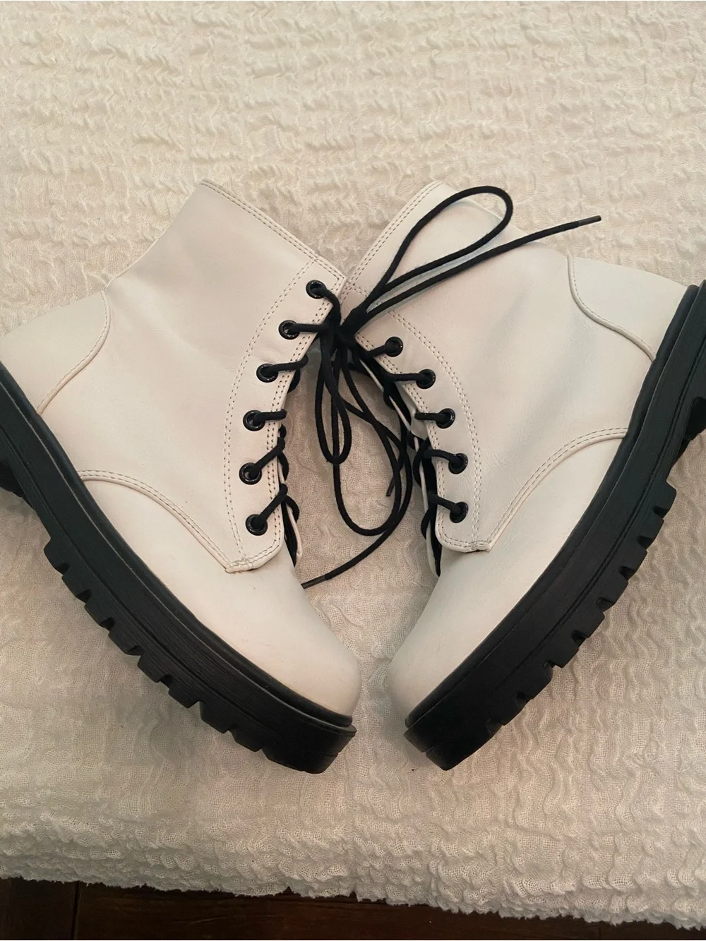SODA GIRLS WHITE BOOTS SIZE 4